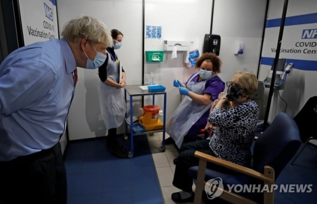 영국 총리 "백신이 큰 변화 가져오겠지만 긴장 풀 수 없다"