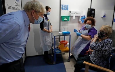 영국 총리 "백신이 큰 변화 가져오겠지만 긴장 풀 수 없다"