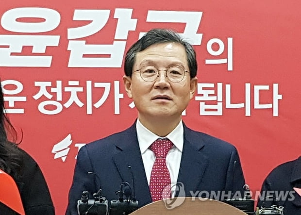 검찰, '라임 로비' 의혹 윤갑근 前고검장 구속영장 청구