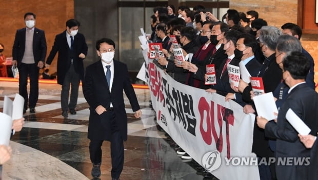 여야, 공수처법 최후설전…'일촉즉발' 본회의장