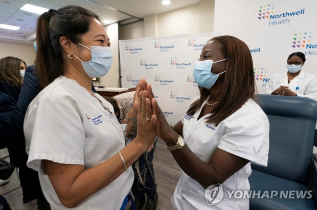 미국 첫 백신 접종은 자메이카 출신 간호사…"마스크 계속 써야"