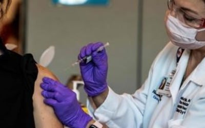 미국·캐나다, 백신 접종 개시…코로나에 반격 시동