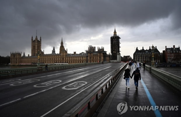 영국서 코로나 바이러스 변종 확인…대응 3단계로 다시 격상