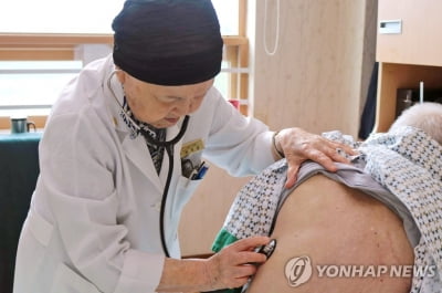 '최고령 의사' 故한원주 과장·전증희 을지재단 명예회장에 훈장(종합)