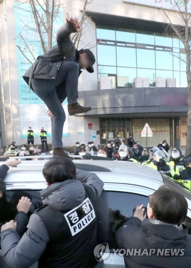 조두순 호송차 부순 유튜버들…경찰, 구속영장 신청 검토