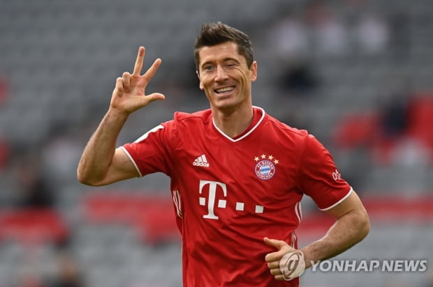 Lewandowski FIFA Player of the Year Award…  Menaldu pressed