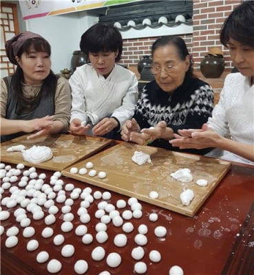 "코로나 귀신 물러서거라"…안동서 액운 쫓는 동지팥죽 시연