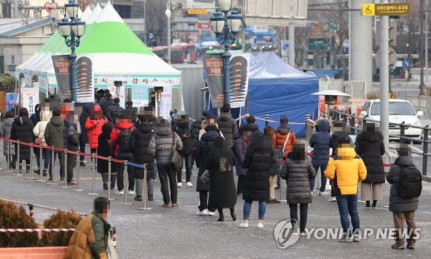 신규 확진 1053명, 나흘째 1000명대…사망자-중환자 연일 급증