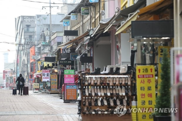 與, 거리두기 3단계에 '신중'…소상공인 지원방안 고심