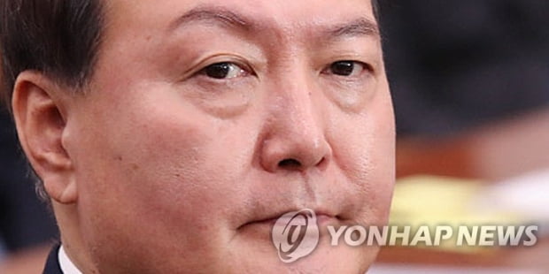 기로에 선 윤석열…정직 집행정지 신청 심문 시작