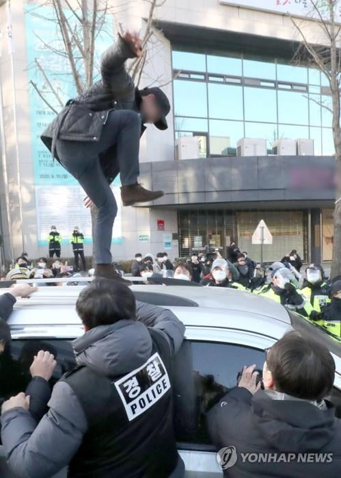 조두순 호송차 부순 유튜버 영장 기각…"구속 필요성 부족"