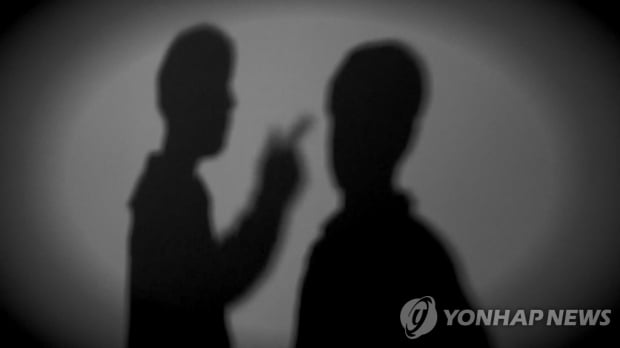 9시 이후 취식 안되다는 편의점 직원에게 먹던 음식 던져