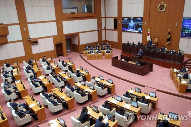강제추행 혐의 의원 제명안 부결…부산시의회 막말·고성으로 얼룩