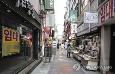 "머뭇거리지 말고 3단계로"…1천241명 확진, 집콕 시민들 술렁