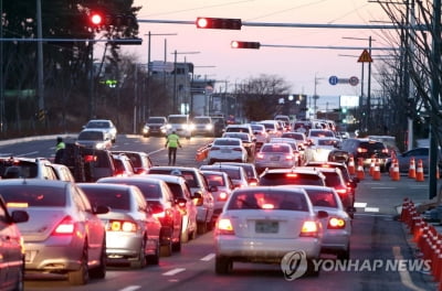 성탄절 '집콕'하랬더니 부산 백화점·아웃렛 인파에 꽉막힌 도로(종합)