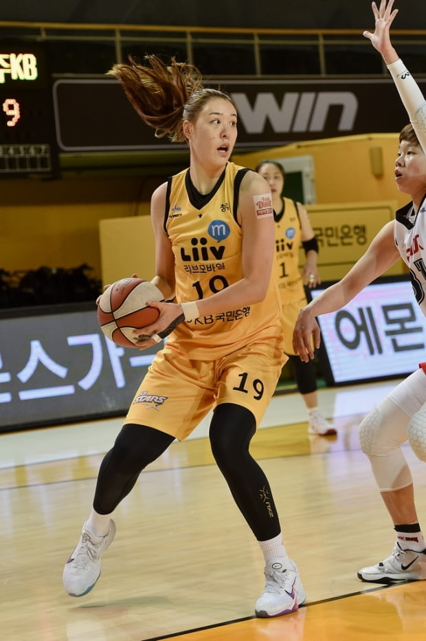 At one time, a difference of 39 points…  KB BNK, the leader in women’s basketball, wins 6 consecutive win