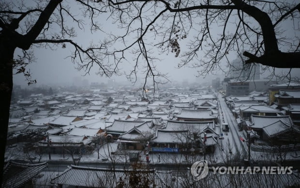 매서운 세밑 한파에 전국이 '꽁꽁'…출근길 시민들 '중무장'