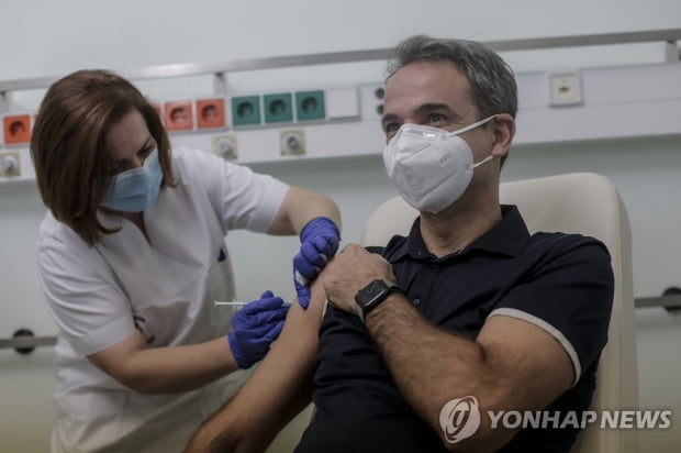 의료진보다 먼저 백신 맞고 '셀피 '올린 그리스 장관들 '뭇매'