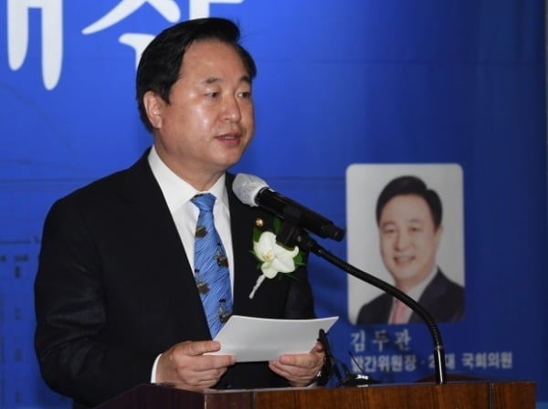 김두관 더불어민주당 의원이 지난 9월22일 서울 중구 웨스턴조선호텔에서 열린 이해찬 더불어민주당 전 당대표 전기 '나의 인생 국민에게' 발간 축하연에서 환영사를 하고 있다. /사진=뉴스1