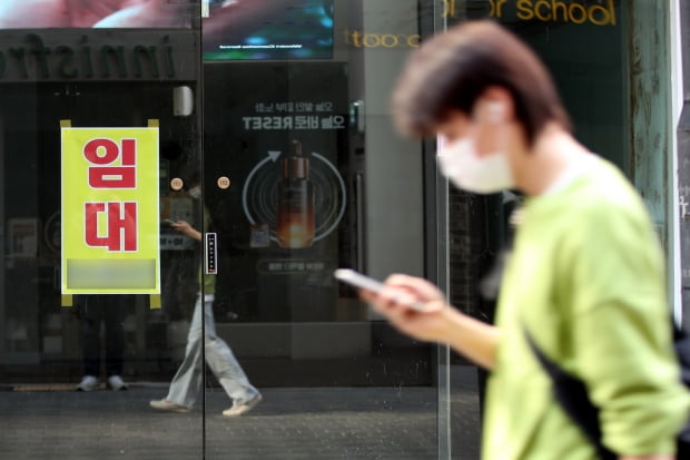 서울 중구 명동 건물에 임대 현수막이 붙어 있다. 사진=뉴스1