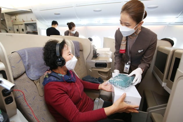 8일 항공·유통업계에 따르면 제주항공과 아시아나항공은 오는 12일 인천공항을 출발해 일본 항공을 날고 돌아오는 국제 관광비행 상품을 출시했다. 
 사진=뉴스1