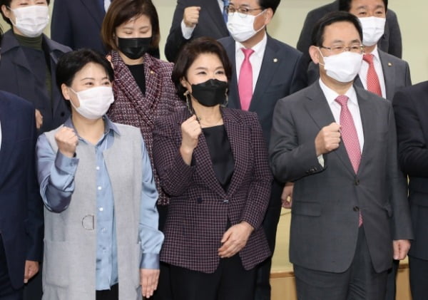 윤희숙 국민의힘 의원(왼쪽부터)과 조은희 서초구청장, 주호영 원내대표가 지난달 10일 서울 여의도 국회 의원회관에서 열린 대도시 간선도로 입체화(지하화)와 도시경쟁력 제고방안 토론회에서 기념촬영을 하고 있다. /사진=뉴스1