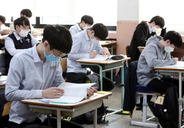 대전 중구 동산고등학교 3학년 교실에서 고3 수험생들이 막바지 수능 준비를 하고 있다. 사진=뉴스1