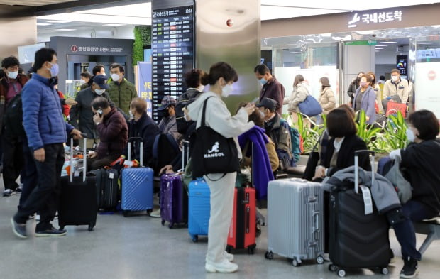 제주국제공항 국내선 도착장이 관광객들로 북적이고 있다.(사진=뉴스1)