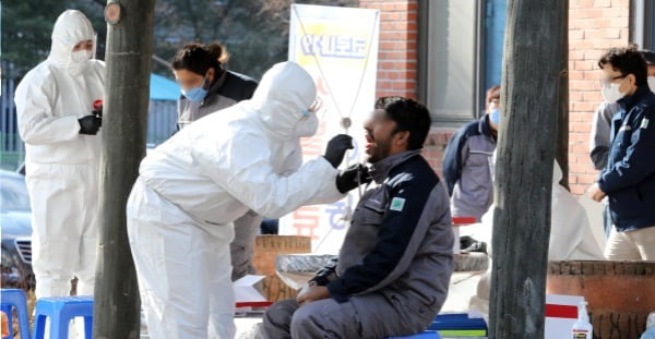 지난달 메이저카지노사이트시 백석동에 위치한 산업단지 내 선별진료소에서 외국인 근로자가 검사를 받고 있는 모습. /사진=뉴스1