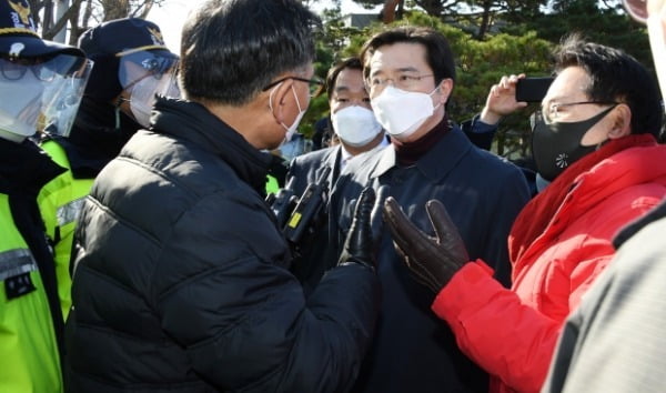 지난달 30일 윤두현, 강민국, 정희용 의원 등 국민의힘 초선 의원들이 질의서를 전달하기 위해 청와대로 향하자 경찰이 제지하고 있다 /사진=뉴스1