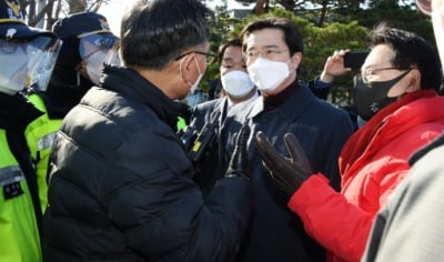 靑 앞에서 野 의원들 막아선 경찰…권영세 "청장, 사과하라"