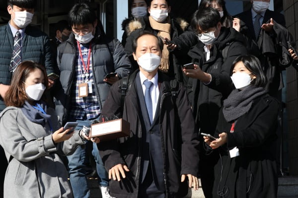 윤석열 검찰총장 측 법률대리인 이완규 변호사가 1일 경기 과천 법무부에서 열린 윤석열 검찰총장에 대한 감찰 적정성 여부 심사 관련 법무부 감찰위원회에 참석해 의견진술을 마친 뒤 청사를 나서고 있다. 사진=뉴스1