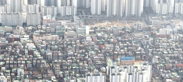 서울 송파구 롯데월드타워 서울스카이에서 빌라 및 다세대 주택과 아파트가 동시에 보이고 있다. /뉴스1