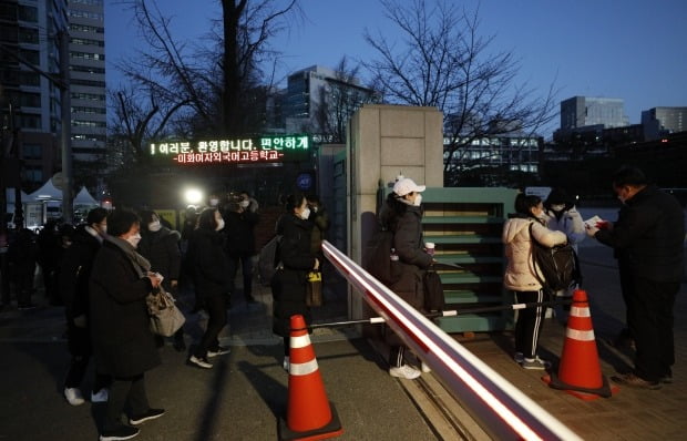  2021학년도 대학수학능력시험일인 3일 오전 서울 중구 이화여자외국어고등학교에서 마스크 쓴 수험생들이 고사장으로 향하고 있다. 사진=뉴스1