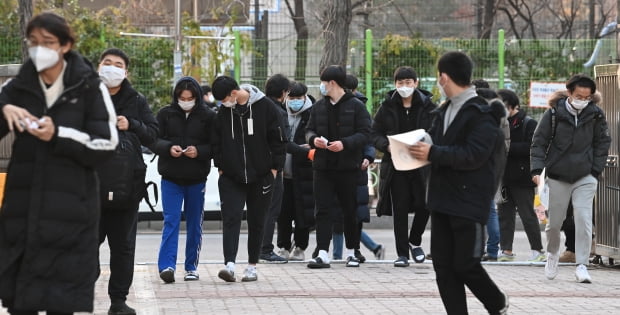 서울 서울 영등포구 여의도고등학교로 수험생들이 들어서고 있다. 사진=뉴스1