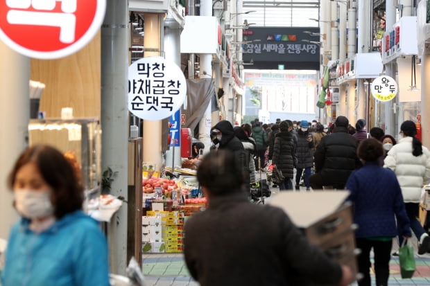 국회는 지난 2일 신종 코로나바이러스 감염증(코로나19)  피해 지원을 위해 2021년 예산에 3조원 규모의 재난지원금 예산을 반영해 추가로 증액했다. 사진=뉴스1