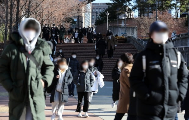 서울 동작구 숭실대학교에서 2021학년도 논술고사를 마친 수험생들이 고사장을 나서고 있다. 사진=뉴스1