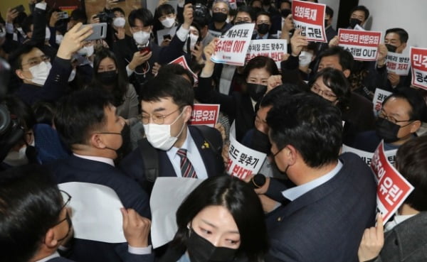 7일 오후 국민의힘 의원들이 더불어민주당의 고위공직자범죄수사처(공수처)법 개정안 등 입법 강행에 맞서 국회 법사위 회의실 앞에 집결해 규탄 구호를 외치는 가운데 김남국 더불어민주당 의원이 국민의힘 의원들 사이를 뚫고 회의장으로 들어가고 있다. /사진=뉴스1