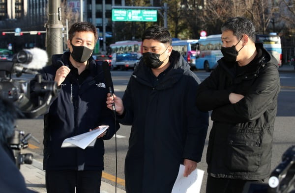 유튜브 채널 '가로세로연구소'가 8일 오후 서울 종로구 서울지방경찰청 인근에서 라이브 방송을 진행하고 있다. 
사진=뉴스1