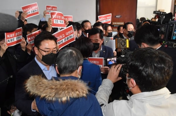 주호영 원내대표를 비롯한 국민의힘 의원들이 지난 8일 서울 여의도 국회 법제사법위원회 앞에서 회의실로 입장하는 더불어민주당 의원들을 향해 규탄 구호를 외치고 있다. /사진=뉴스1