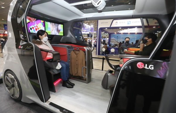 서울 강남구 코엑스에서 열린 '2020 한국전자전(KES)'에서 LG전자 부스를 찾은 시민들이 가정용 가전제품과 편의시설을 차량에 탑재한 '커넥티드 자동차'를 살펴보고 있다/사진=뉴스1
