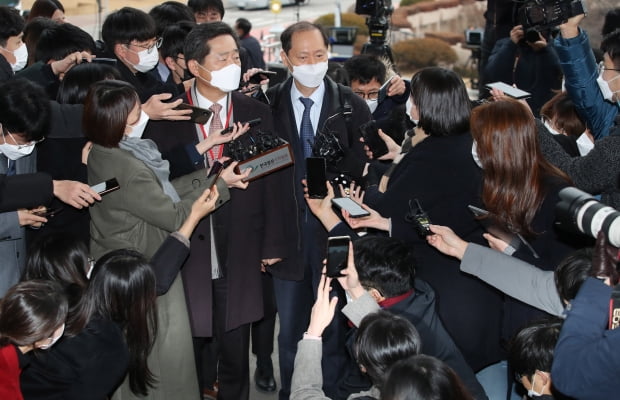 윤석열 검찰총장 측 법률대리인 이완규(오른쪽), 이석웅 변호사가 10일 윤 총장에 대한 검사징계위원회가 열리는 경기 정부과천청사 법무부로 들어서고 있다. 사진=뉴스1