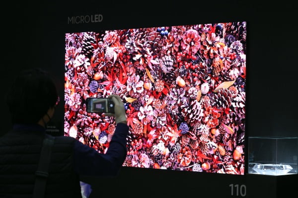 서울 강남구 코엑스에서 열린 '2020 한국전자전(KES)'에서 삼성전자 부스를 찾은 관람객들이 '마이크로 LED TV' 110형을 살펴보고 있다/사진=뉴스1