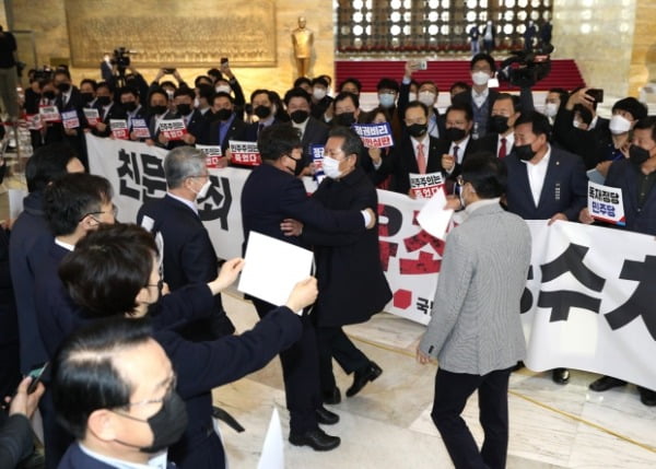 정청래 더불어민주당 의원이 10일 오후 서울 여의도 국회에서 열린 본회의에 참석하며 피켓 시위를 하는 국민의힘 의원들과 말다툼을 하고 있다. /사진=뉴스1