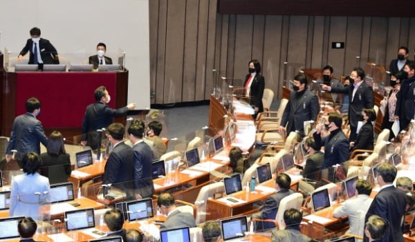 정청래 더불어민주당 의원이 10일 서울 여의도 국회에서 열린 본회의에서 국민의힘 의석을 찾아 항의하고 있다. /사진=뉴스1