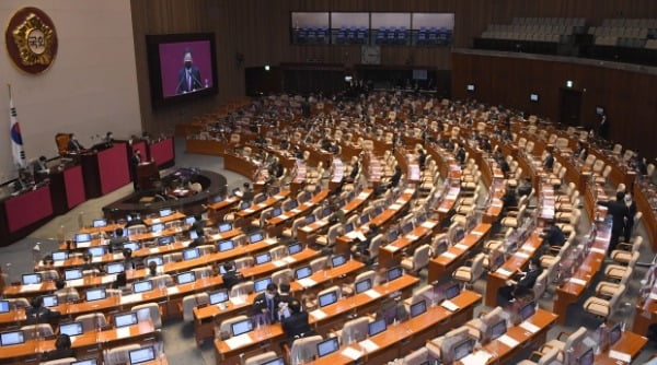이철규 국민의힘 의원이 지난 10일 서울 여의도 국회에서 열린 본회의에서 국정원법 개정안에 대한 무제한 토론(필리버스터)을 하고 있다. /사진=뉴스1