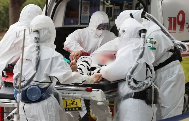 지난 11일 서울 중랑구 서울의료원에서 의료진들이 코로나19 확진자를 응급실로 이송시키고 있다. 사진=뉴스1
