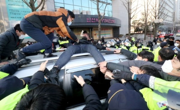 12일 오전 안산시내에서 일부 시민들이 거주지로 향하는 조두순이 탑승한 차량을 막아서고 있다. /사진=뉴스1