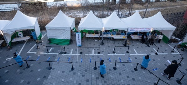 14일 오후 서울 동작구 흑석체육센터 주차장에 마련된 신종 코로나바이러스 감염증(코로나19) 임시 선별진료소를 찾은 시민들이 검사를 받기 위해 발걸음을 옮기고 있다. / 사진=뉴스1