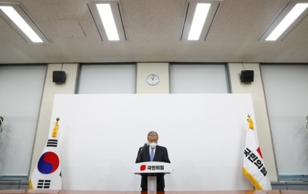 김종인 국민의힘 비대위원장이 15일 오전 서울 여의도 국회에서 대국민사과를 하고 있다. /사진=뉴스1